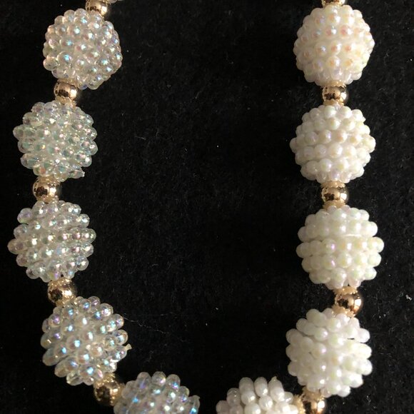 Handmade 19" necklace and elastic bracelet set with white vintage beads - Picture 3 of 4